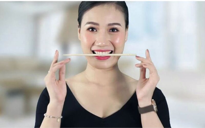 Bài tập làm khoé cười (Nguồn: Internet)