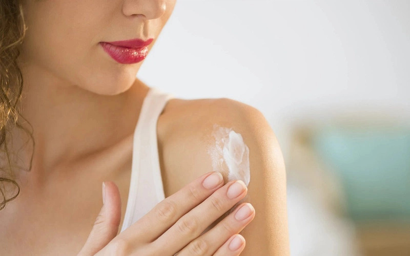 Thoa kem chống nắng cho tay, để hạn chế biến chứng hút mỡ bắp tay (Nguồn: Internet)