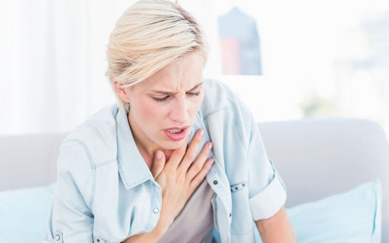 Khó thở, tức ngực là dấu hiệu của biến chứng phẫu thuật thẩm mỹ (Nguồn: Internet)