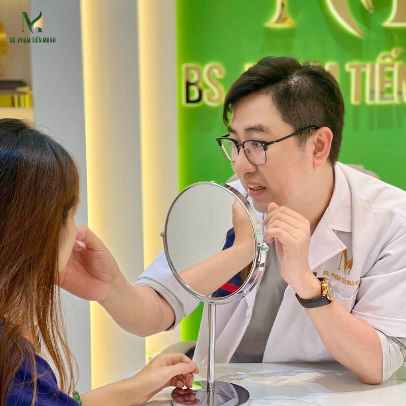 Tư vấn cho khách hàng muốn căng chỉ trẻ hóa mắt (Nguồn: MD Change Life)