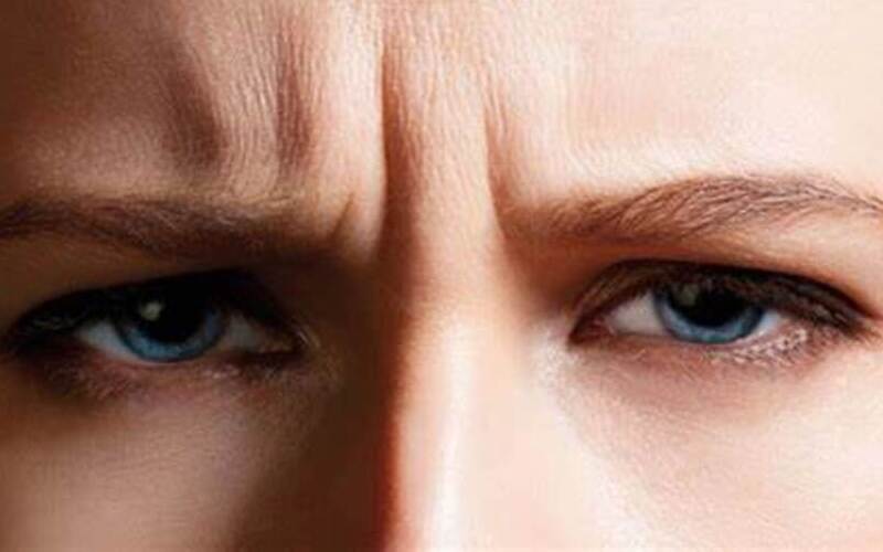 Thói quen cau mày gây hình thành nếp nhăn (Nguồn: Internet)