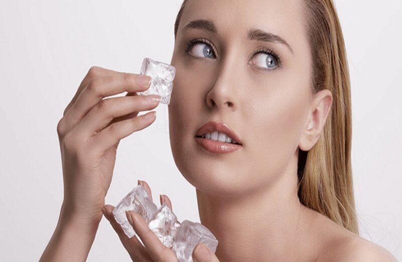 Các bạn có thể chườm đá để đỡ sưng (Nguồn: Internet)