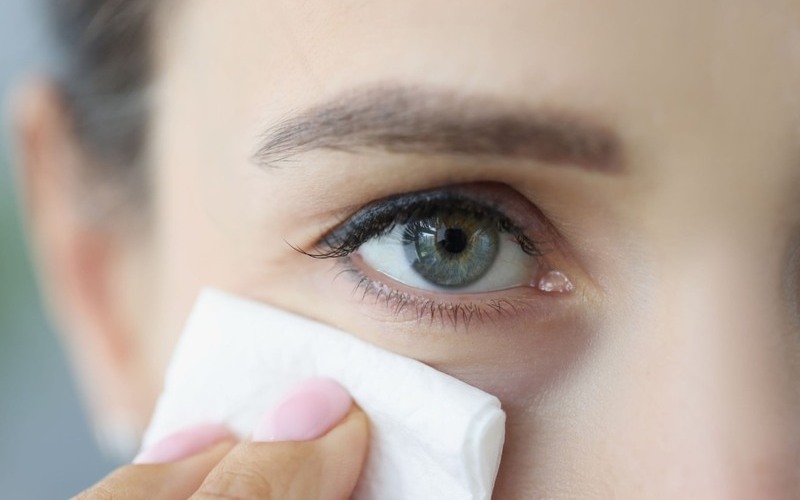 Vệ sinh mắt sau cắt mí không kỹ cũng dẫn đến biến chứng (Nguồn: Internet)