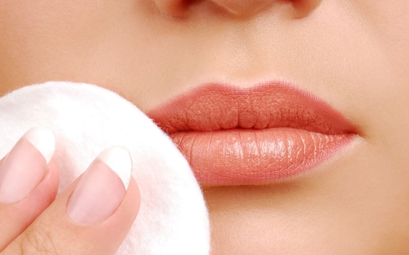 Vệ sinh sạch sẽ để môi hết sưng (Nguồn: Internet)