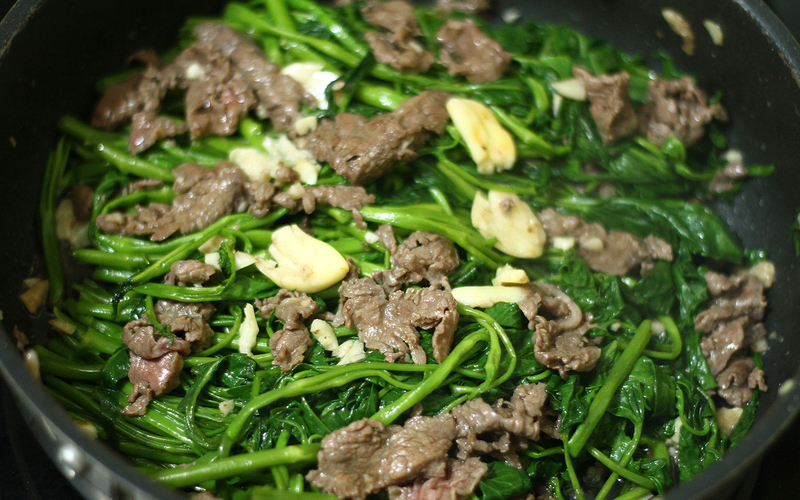 Rau muống xào bò - thực phẩm cần tránh xa sau cắt môi (Nguồn: Internet)