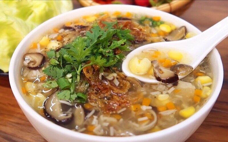 Ăn súp hạn chế tác động mạnh lên môi sau cắt (Nguồn: Internet)