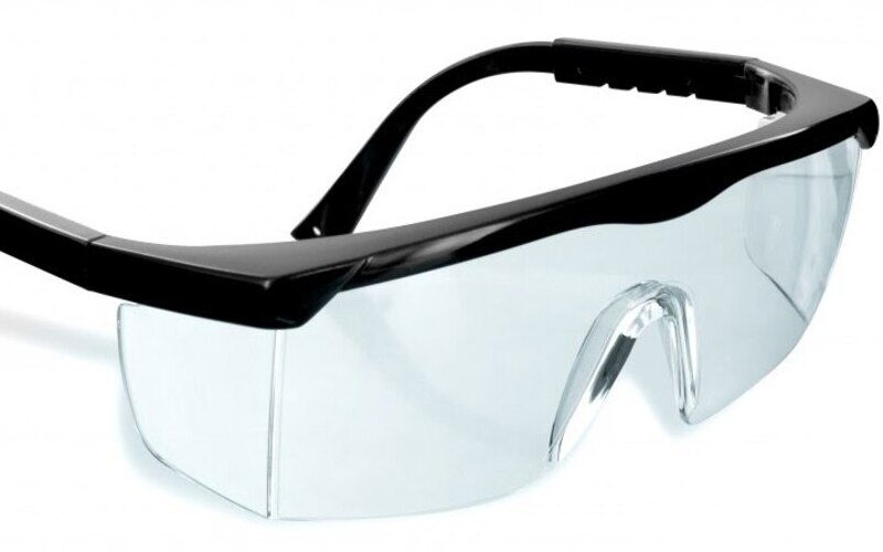 Mang kính bảo vệ cũng là cách chăm sóc sau cắt mí mở góc mắt (Nguồn: Internet)