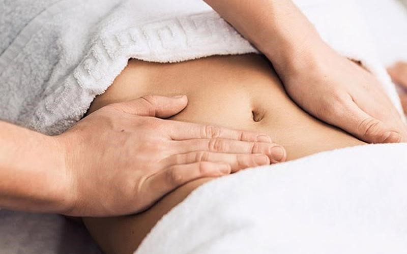 Chăm sóc sau hút mỡ bụng bằng cách massage nhẹ nhàng (Nguồn: Internet)