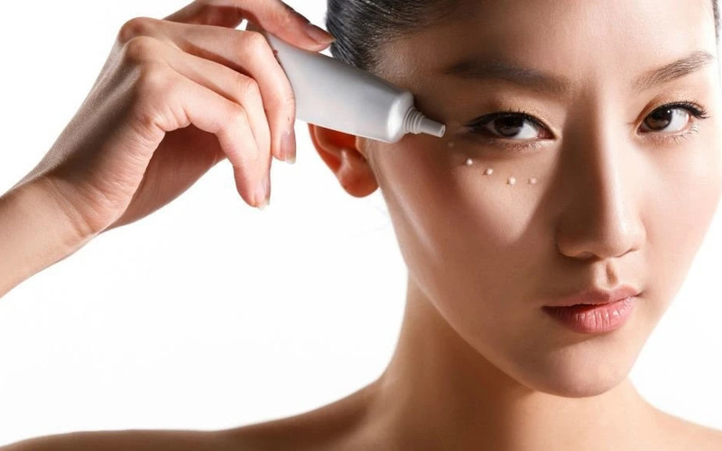 Bôi kem dưỡng mắt sau chỉnh mí (Nguồn: Internet)