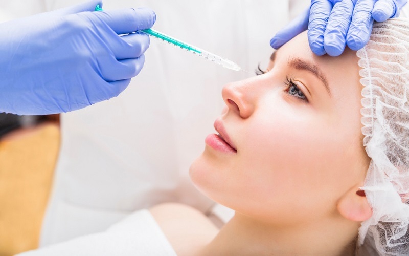 Tiêm chất làm đầy cho đầu mũi bị lệch nhẹ (Nguồn: Internet)