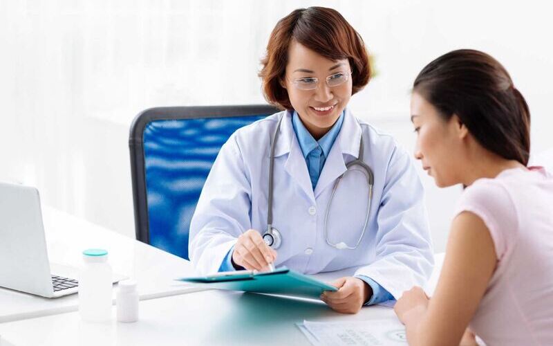 Chia sẻ đầy đủ thông tin sức khỏe với bác sĩ (Nguồn: Internet)