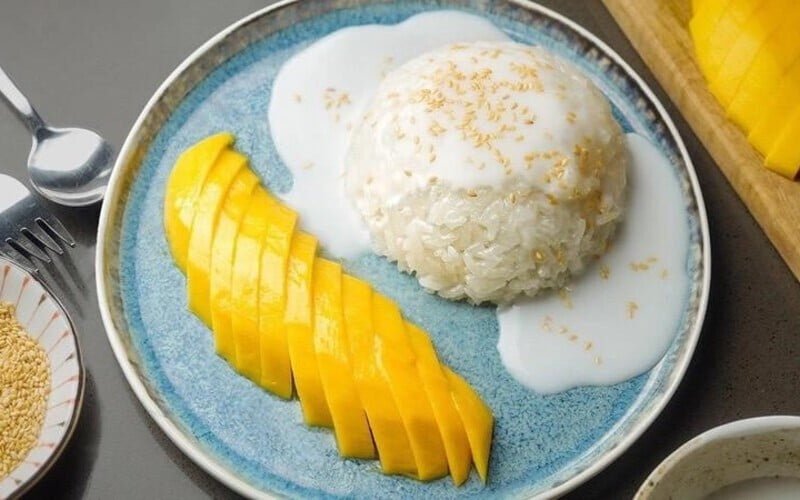 Phẫu thuật độn thái dương nên kiêng ăn đồ nếp như xôi, bánh chưng,... (Nguồn: Internet)