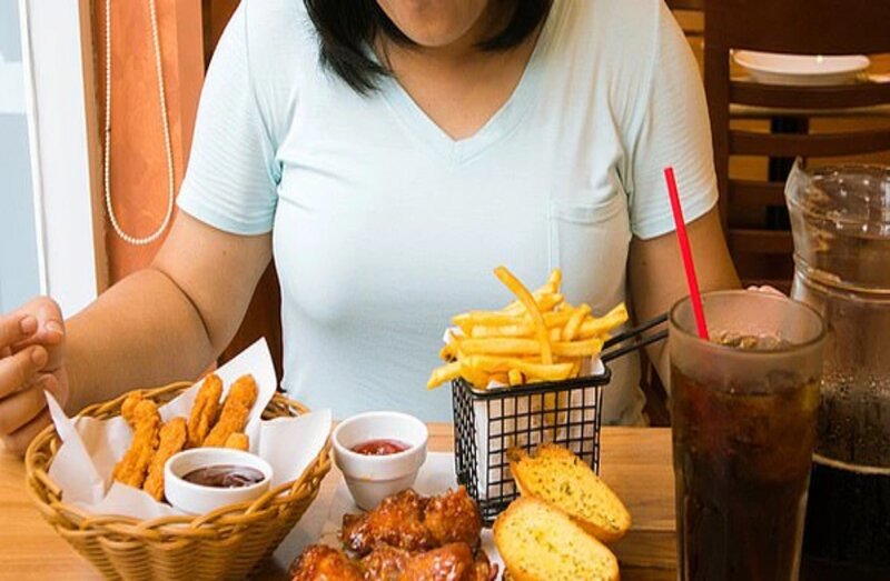 Nên kiêng những loại thức ăn không lành mạnh để tránh ảnh hưởng đến vết thương (Nguồn: Internet)