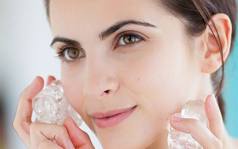 Chườm đá sau hút mỡ mặt (Nguồn: Internet)