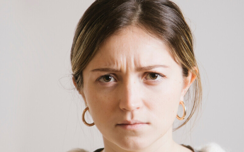 Thói quen cau mày (Nguồn: Internet)