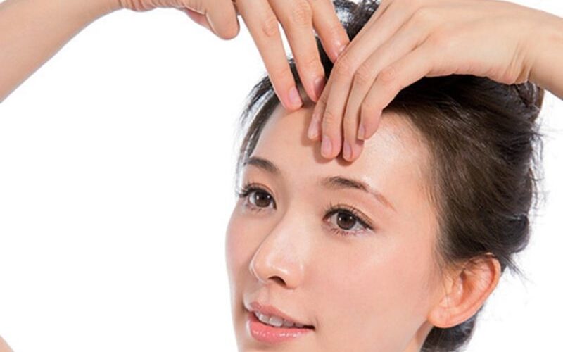 Massage da để hạn chế nếp nhăn cau mày (Nguồn: Internet)