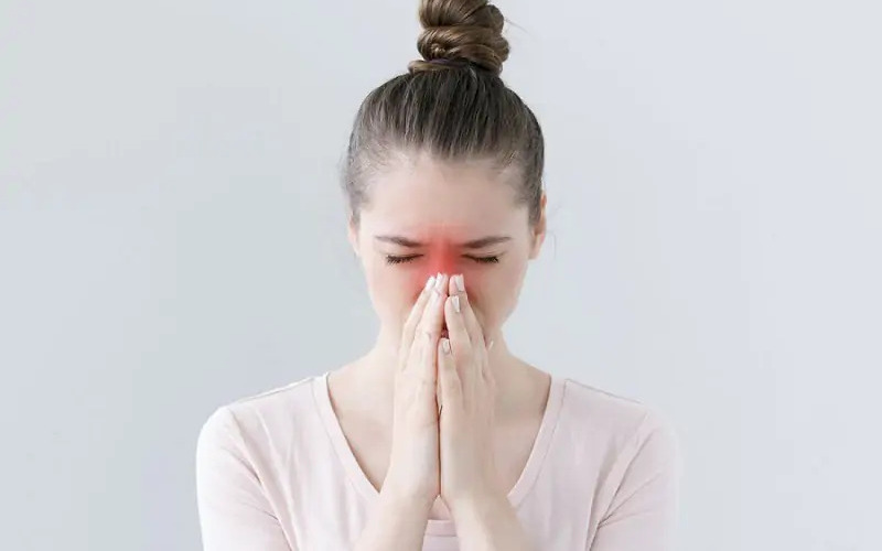 Nâng mũi cấu trúc bị hỏng đi kèm triệu chứng đau nhức (Nguồn: Internet)