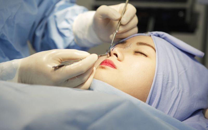 Nâng mũi có đau không? 3 mẹo giảm đau hiệu quả