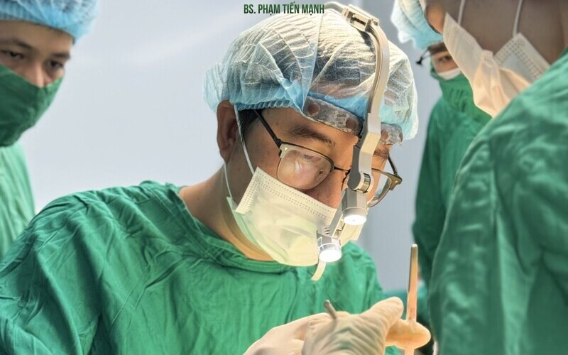 Bác sĩ Mạnh trực tiếp thực hiện, điều phối ekip phẫu thuật (Nguồn: MD Change Life)