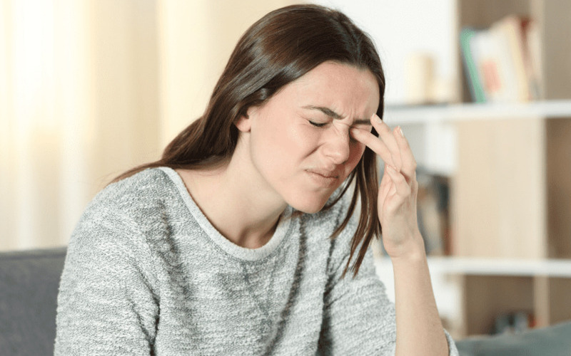 Sụp mí gây nhức mỏi mắt (Nguồn: Internet)