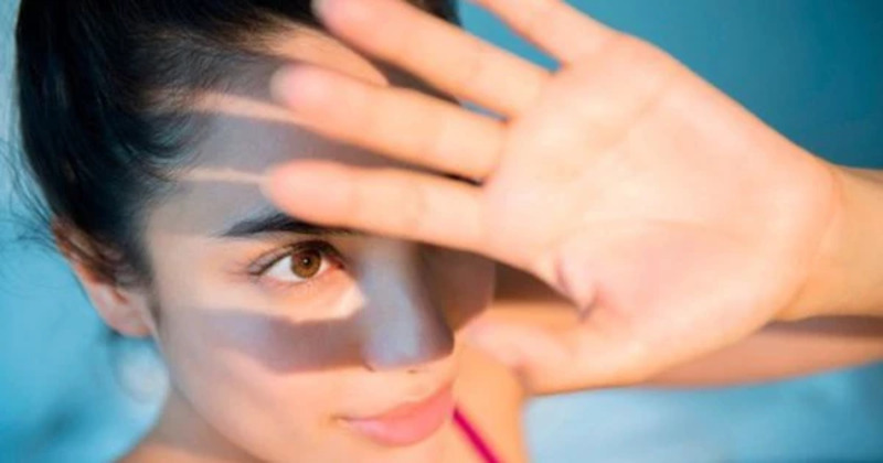 Bảo vệ mắt khỏi ánh nắng mặt trời ( Nguồn: Internet )