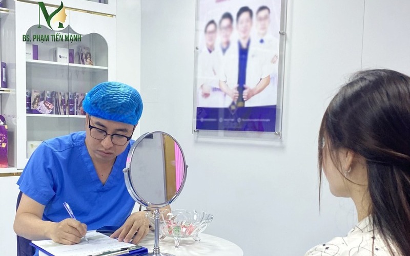 Ths.BS Mạnh trực tiếp tư vấn cho khách hàng (Nguồn: MD Change Life)