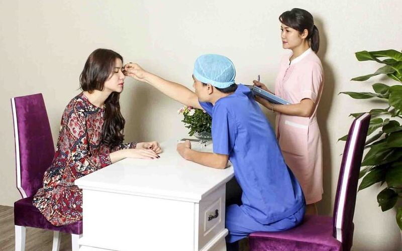 Bác sĩ thăm khám cho khách hàng muốn tạo khoé cười (Nguồn: Internet)