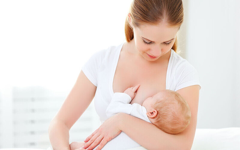 Phụ nữ cho con bú không được tiêm botox (Nguồn: Internet)