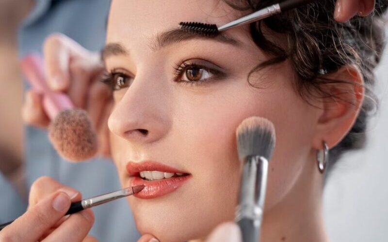 Đợi ít nhất 24h sau tiêm thì mới trang điểm (Nguồn: Internet)