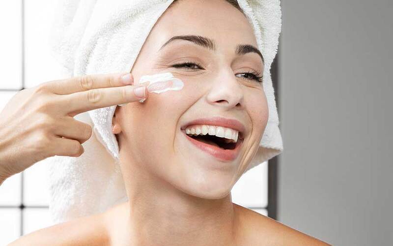 Vệ sinh da mặt trước tiêm khoé (Nguồn: Internet)