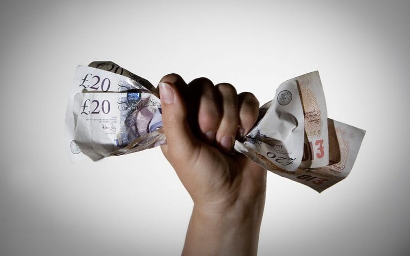 Người khó khăn tài chính thường tiêm tai tài lộc (Nguồn: Internet)