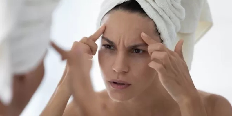 Có rất nhiều nguyên nhân khiến nếp nhăn cơ cau mày xuất hiện sớm hơn (Nguồn: Internet)