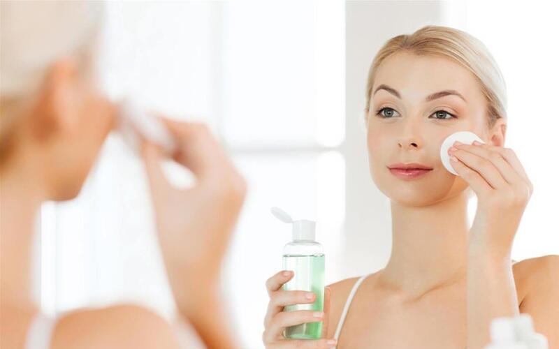 Xoá rãnh lệ tại nhà bằng sử dụng các sản phẩm chăm sóc da (Nguồn: Internet)